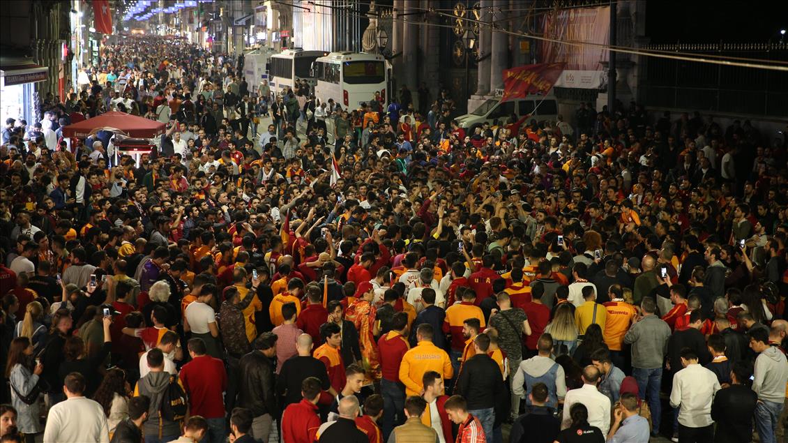 Galatasaraylı taraftarlardan şampiyonluk kutlaması