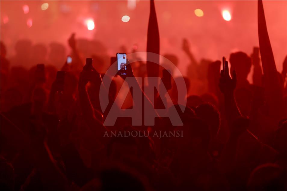 Galatasaraylı taraftarlardan şampiyonluk kutlaması