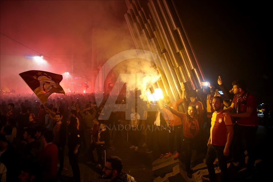 Galatasaraylı taraftarlardan şampiyonluk kutlaması