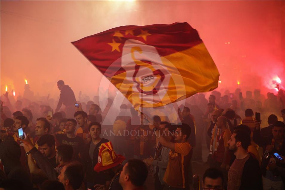 Galatasaraylı taraftarlardan şampiyonluk kutlaması