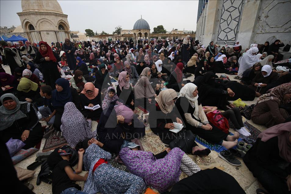 Mescid-i Aksa'da ramazan ayının ikinci cuma namazı kılındı