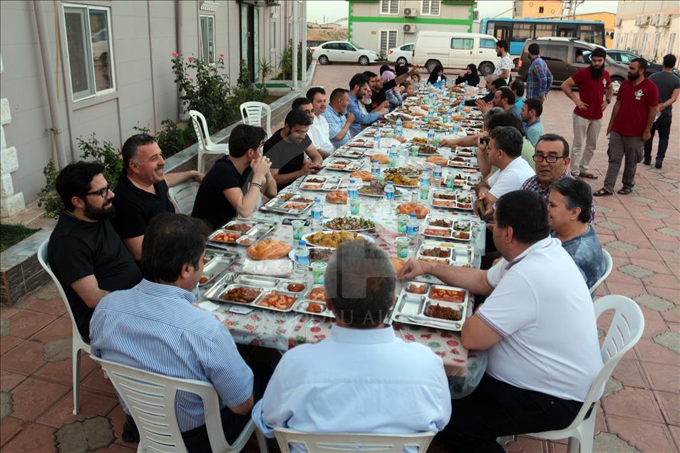 Suriyeli yetimler iftar sofrasında buluştu
