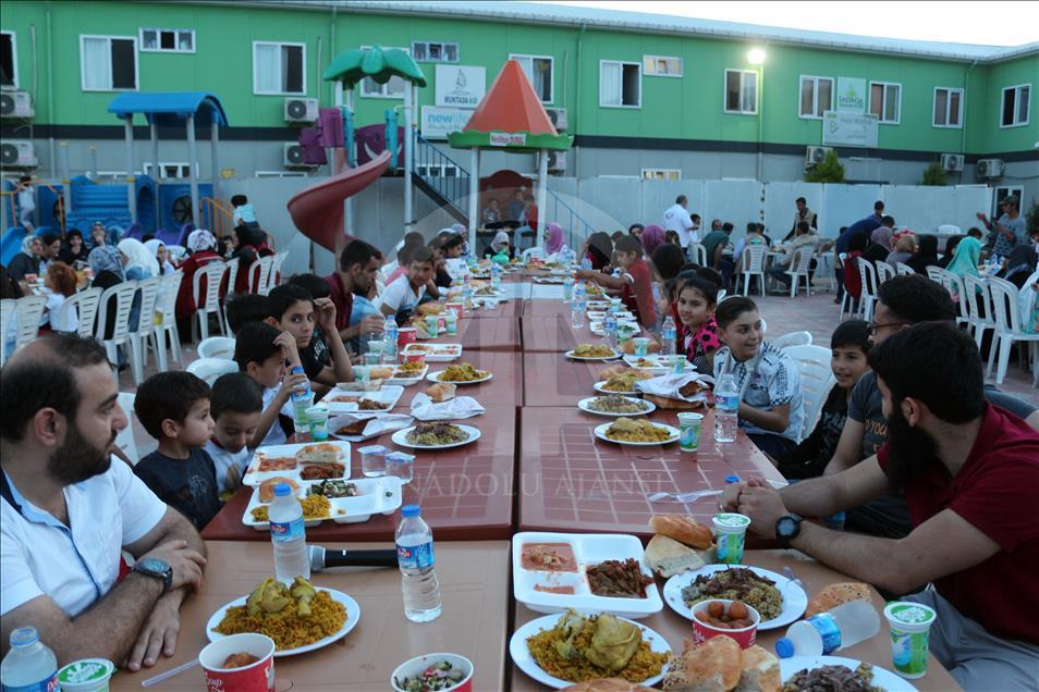 Suriyeli yetimler iftar sofrasında buluştu
