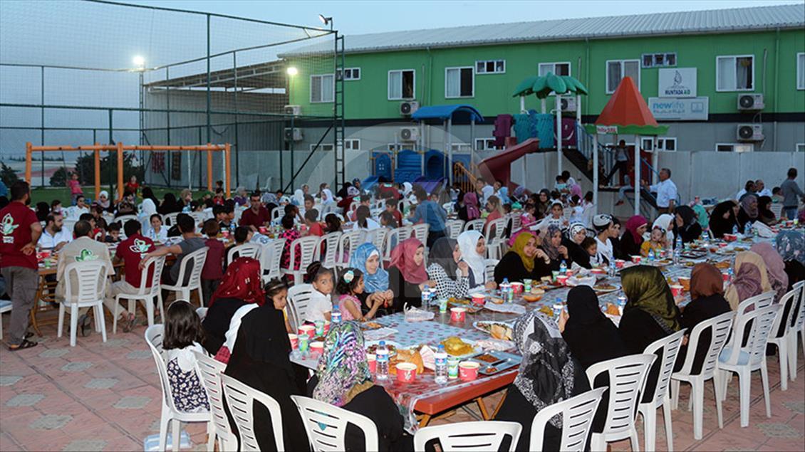 Suriyeli yetimler iftar sofrasında buluştu