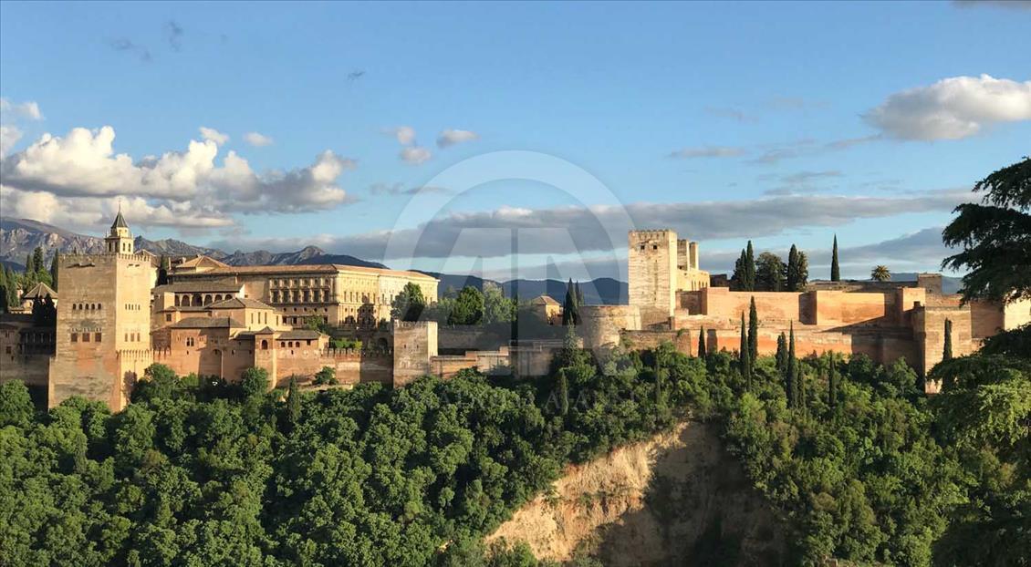 Mezquita de Granada, España, atrae visitantes durante el Ramadán