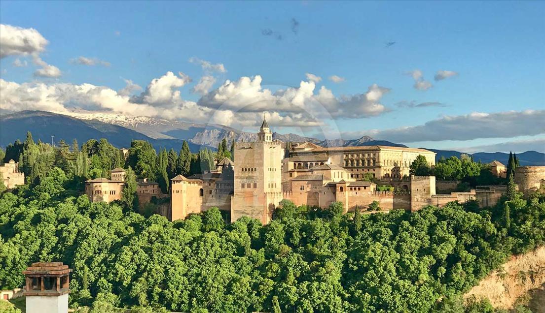 Mezquita de Granada, España, atrae visitantes durante el Ramadán