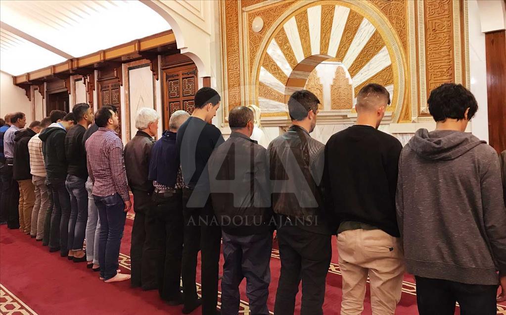 Mezquita de Granada, España, atrae visitantes durante el Ramadán