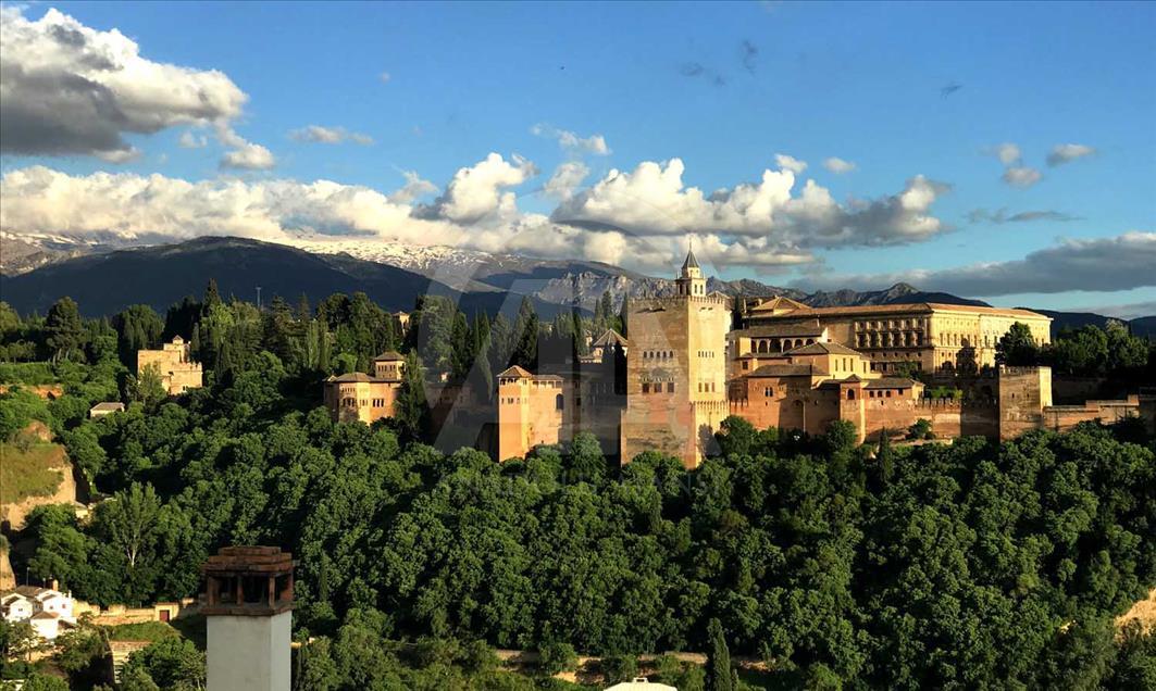 Mezquita de Granada, España, atrae visitantes durante el Ramadán
