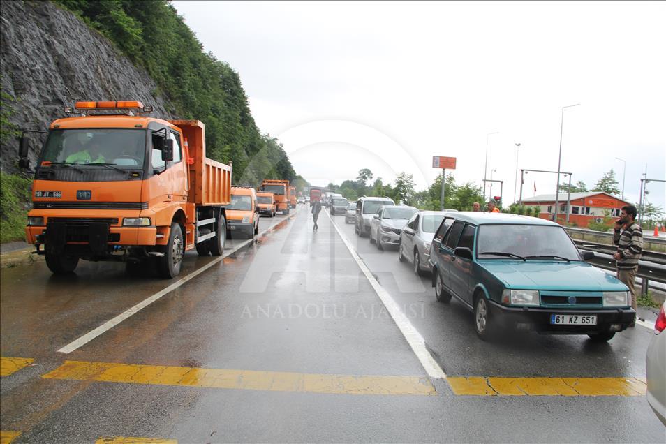 Giresun'da sağanak sahil yolunu kapattı