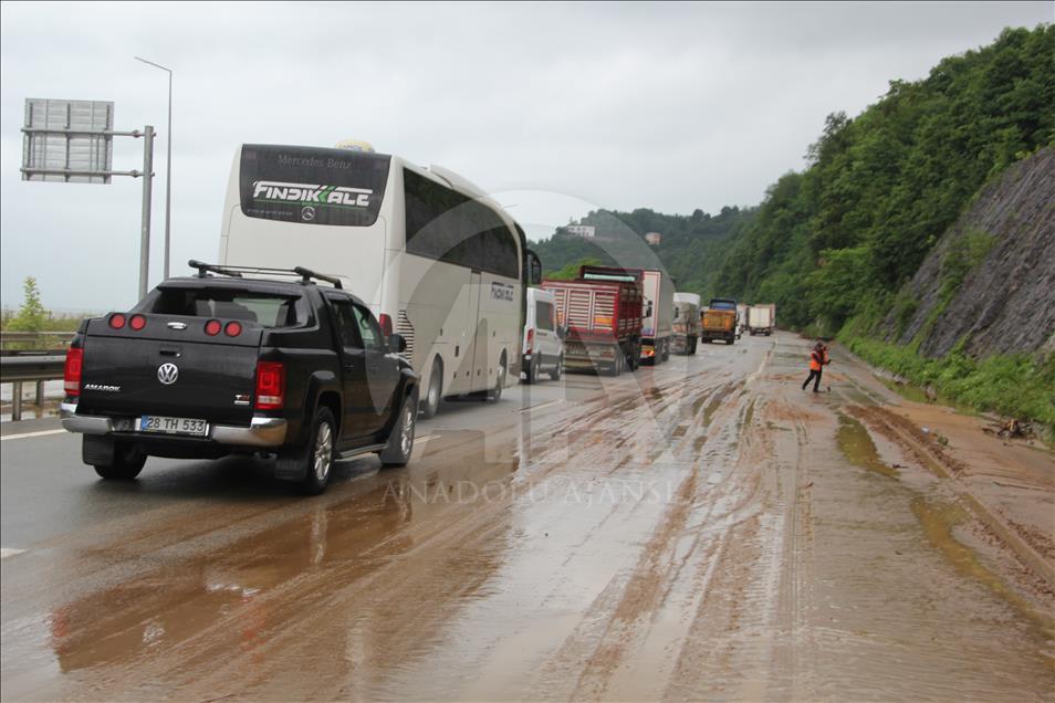 Giresun'da sağanak sahil yolunu kapattı
