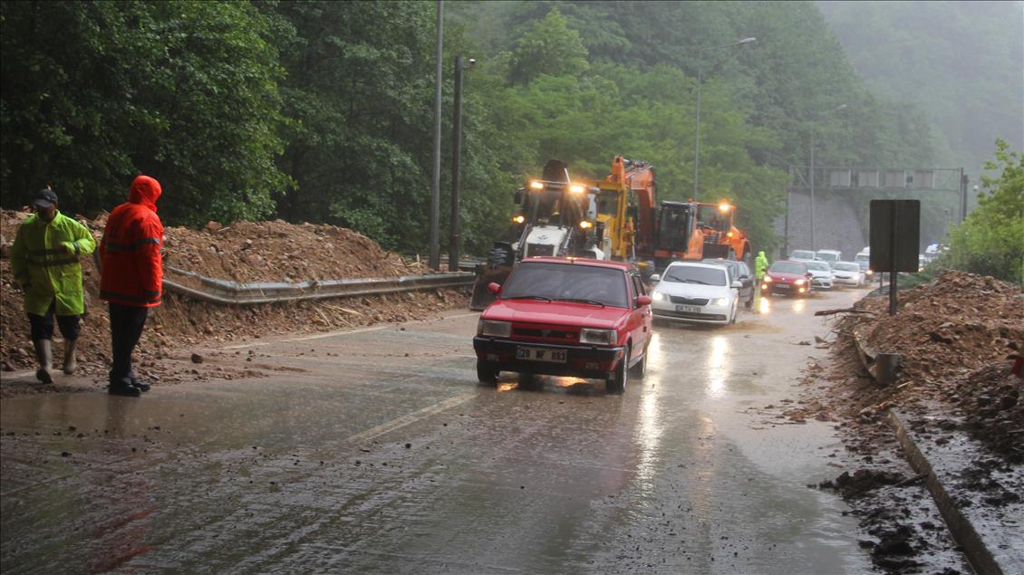 Giresun'da sağanak sahil yolunu kapattı