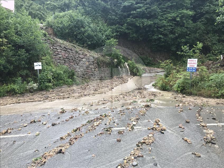 Giresun'da sağanak sahil yolunu kapattı