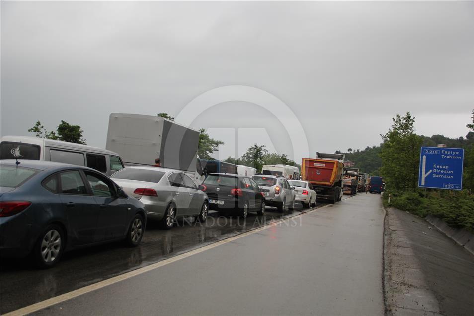 Giresun'da sağanak sahil yolunu kapattı