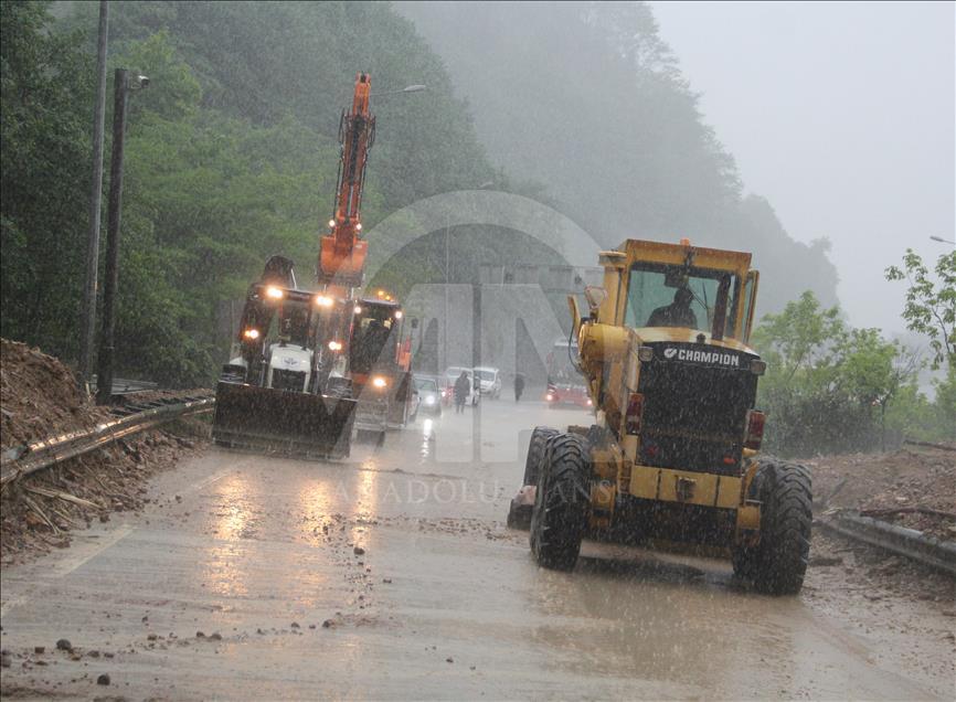 Giresun'da sağanak sahil yolunu kapattı