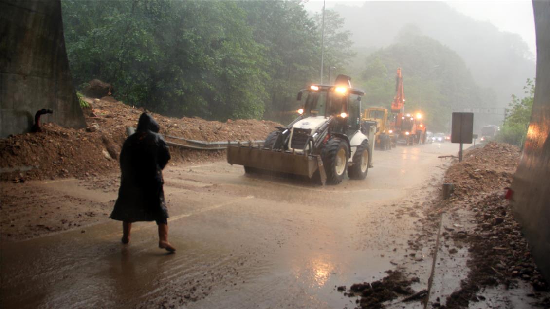 Giresun'da sağanak sahil yolunu kapattı