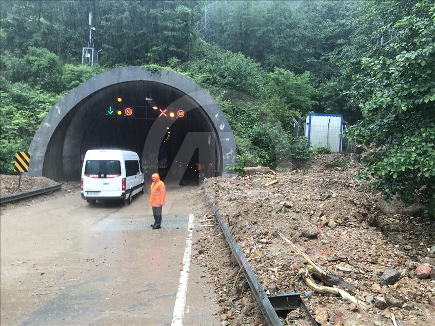 Giresun'da sağanak sahil yolunu kapattı