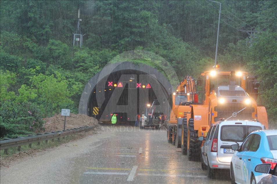 Giresun'da sağanak sahil yolunu kapattı
