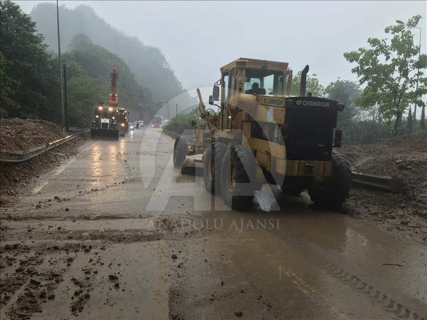 Giresun'da sağanak sahil yolunu kapattı