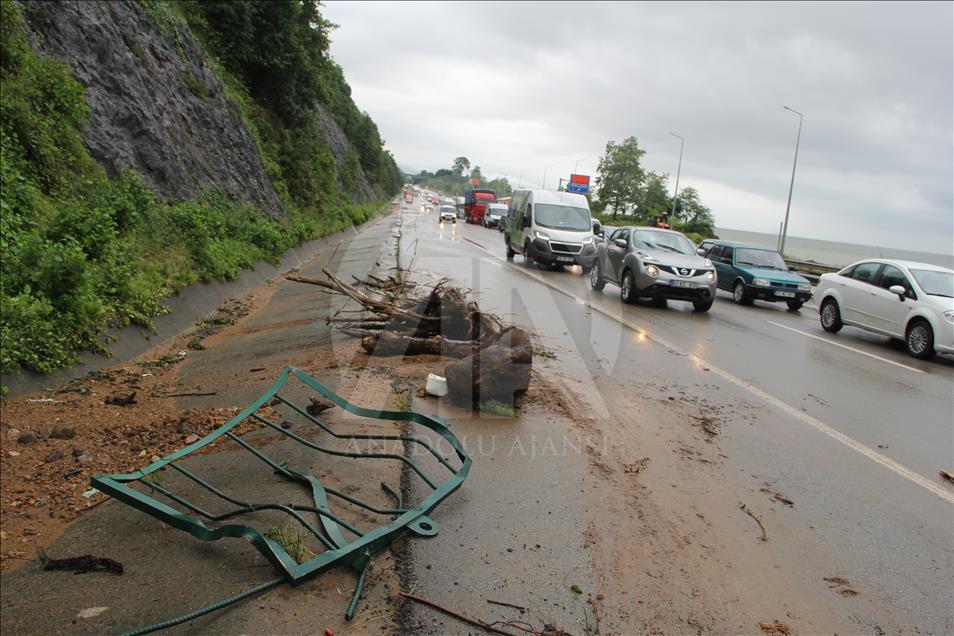 Giresun'da sağanak sahil yolunu kapattı