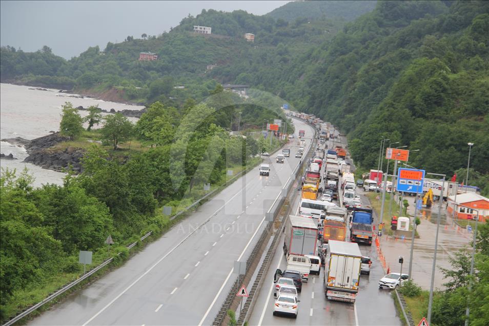Giresun'da sağanak sahil yolunu kapattı