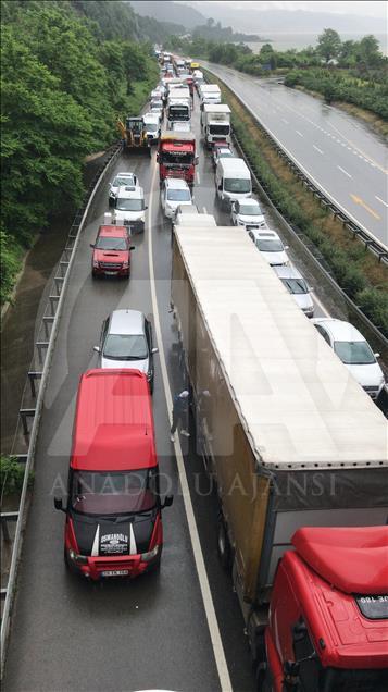 Giresun'da sağanak sahil yolunu kapattı