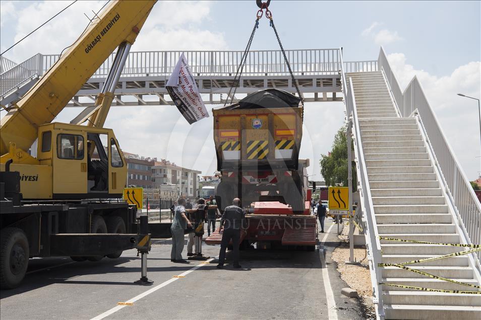 Açık unutulan damper üst geçide çarptı: 11 yaralı
