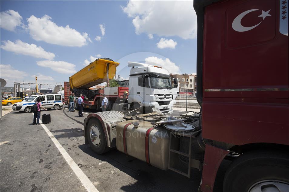 Açık unutulan damper üst geçide çarptı: 11 yaralı
