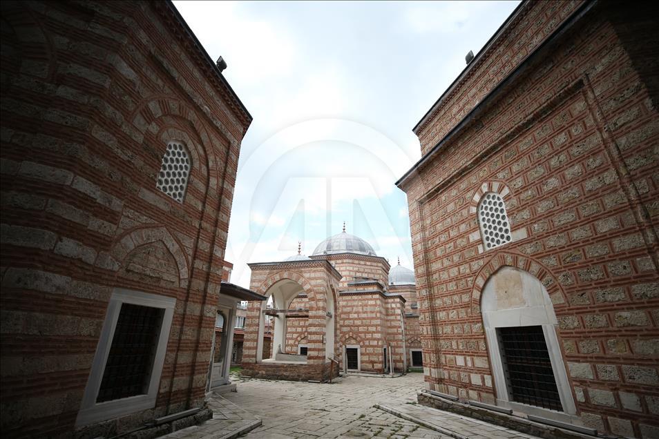 Yaşayan Osmanlı ruhu: Muradiye Külliyesi