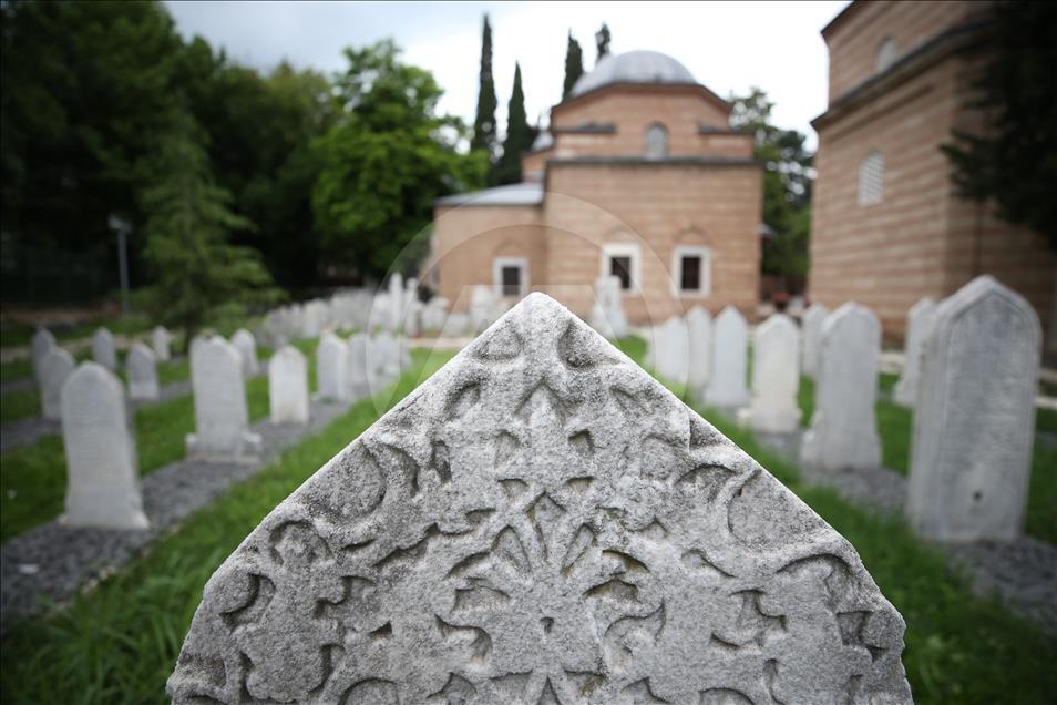 Muradiye Külliyesi, ziyaret edenleri kendine hayran bırakıyor