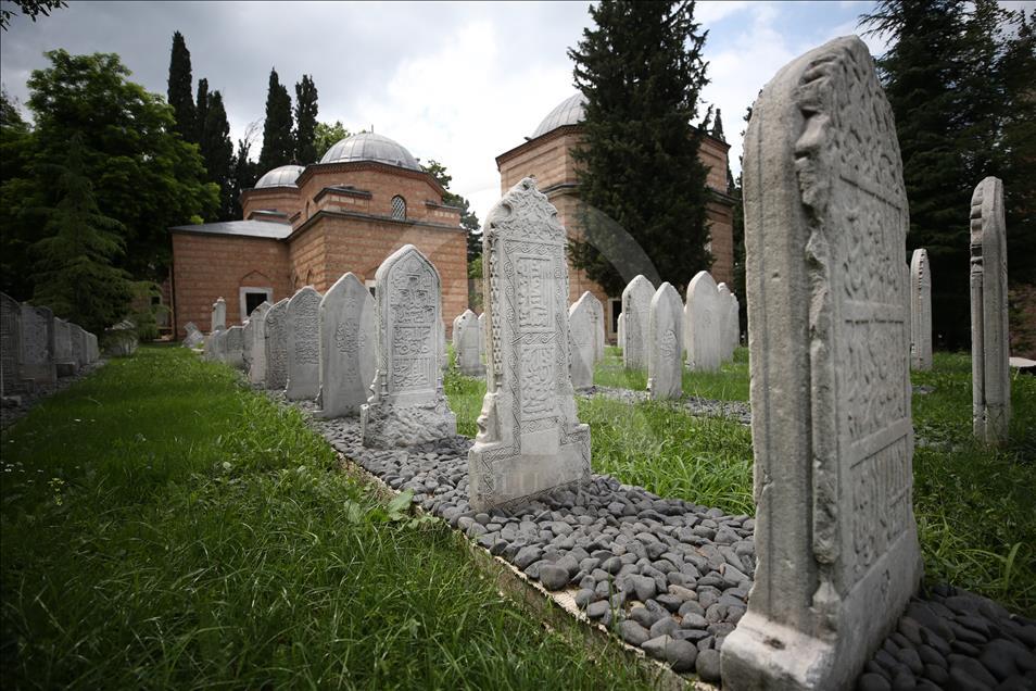 Muradiye Külliyesi, ziyaret edenleri kendine hayran bırakıyor