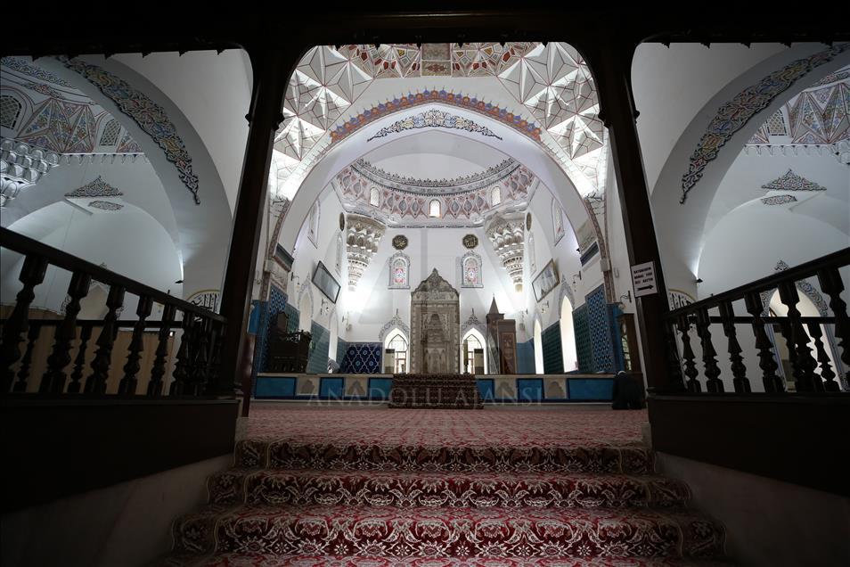 Muradiye Külliyesi, ziyaret edenleri kendine hayran bırakıyor