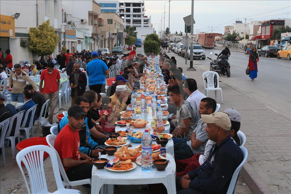 في تونس ، في رمضان ، تجمع طاولات الجسر المحتاجين والمارة