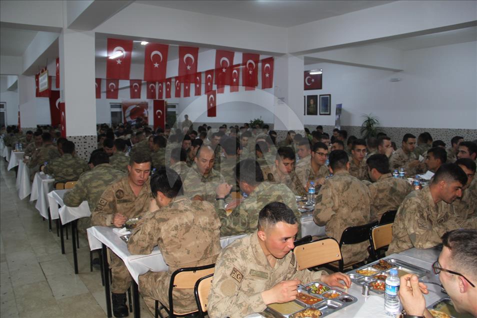 Van'da asker ve halk iftarda buluştu