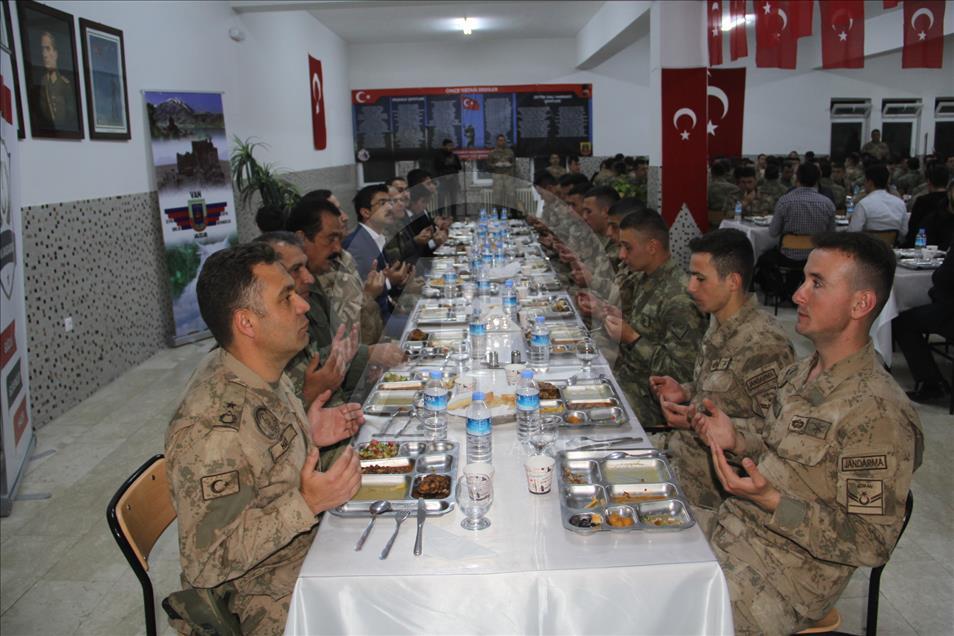 Van'da asker ve halk iftarda buluştu