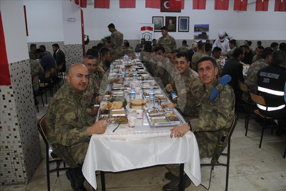 Van'da asker ve halk iftarda buluştu