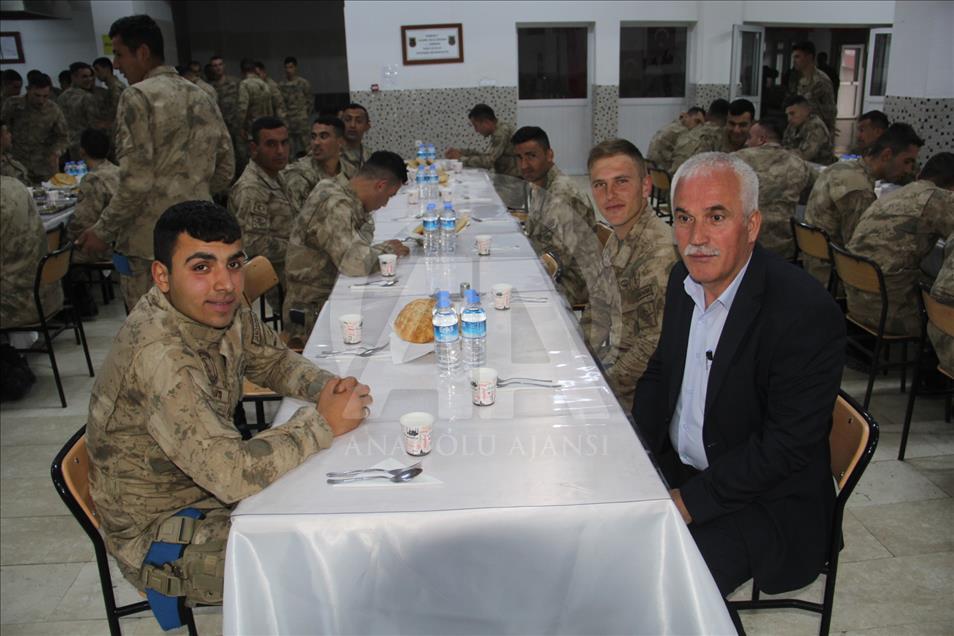 Van'da asker ve halk iftarda buluştu