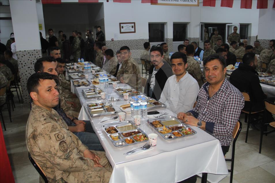 Van'da asker ve halk iftarda buluştu