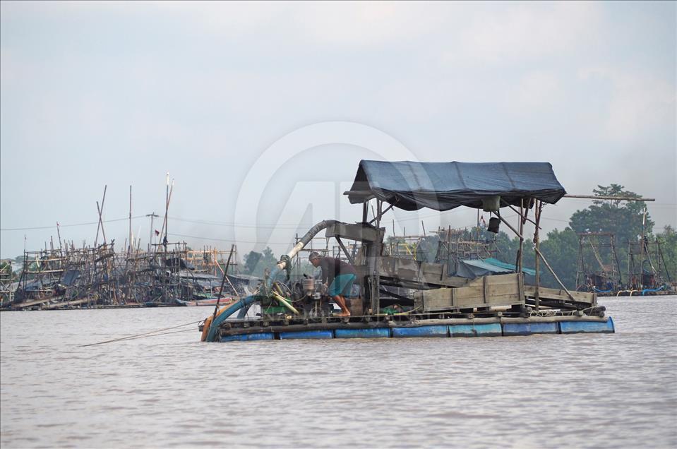 Penambangan timah tradisional di Bangka, Indonesia