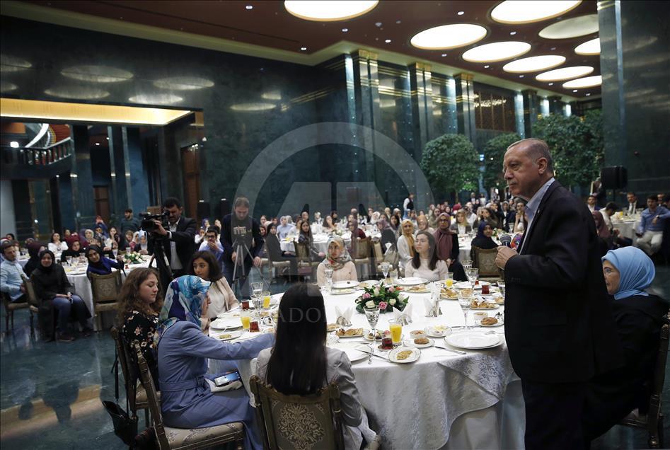 Presidente de Turquía celebra festín tradicional de Ramadán con los jóvenes