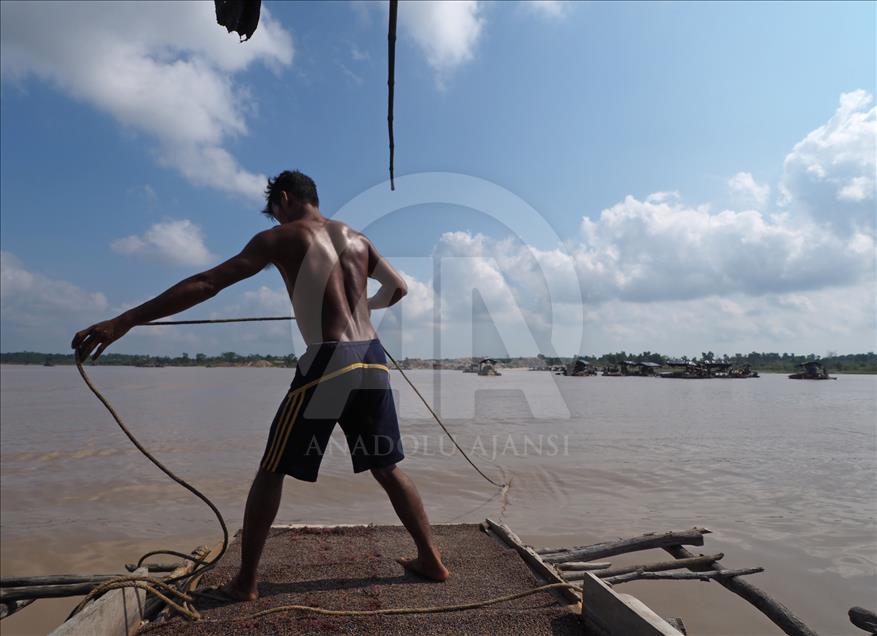 Penambangan timah tradisional di Bangka, Indonesia