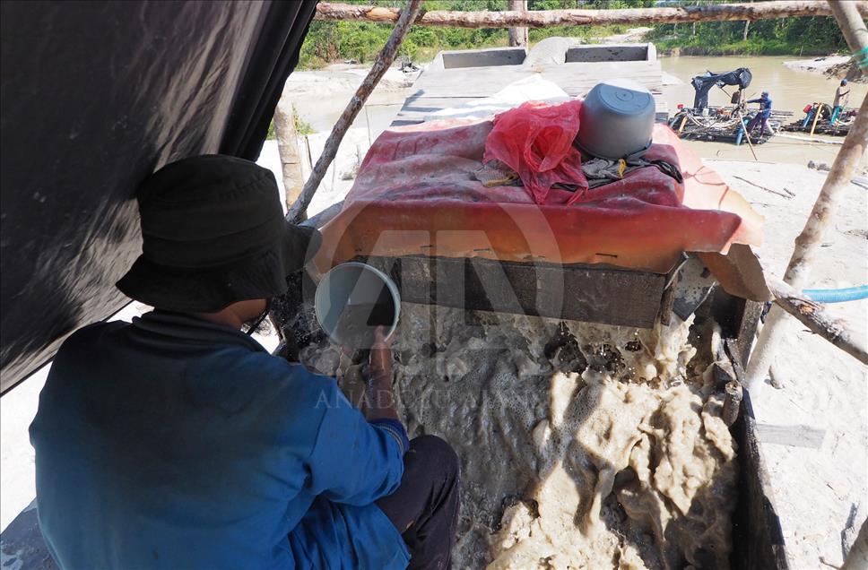 Penambangan timah tradisional di Bangka, Indonesia