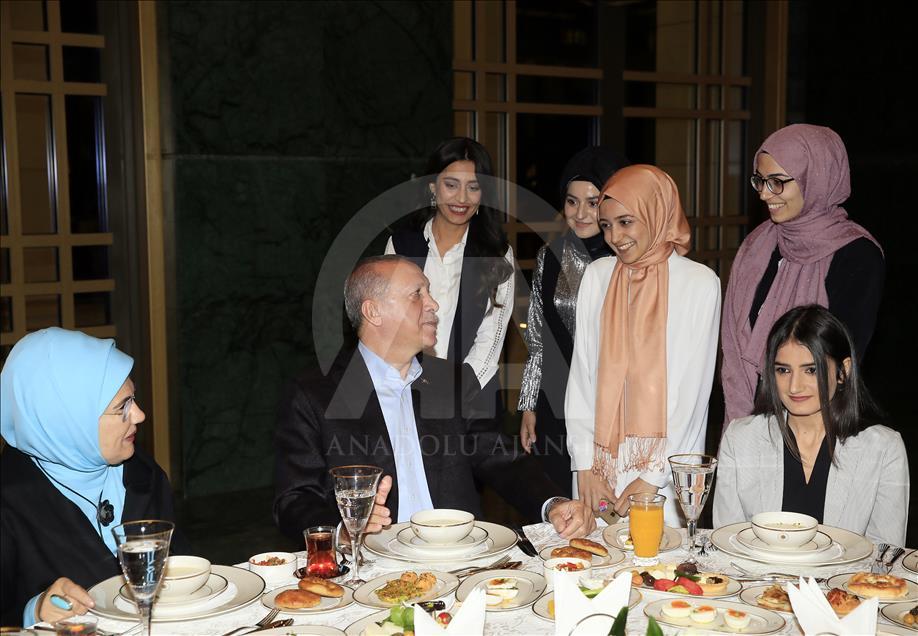 Presidente de Turquía celebra festín tradicional de Ramadán con los jóvenes