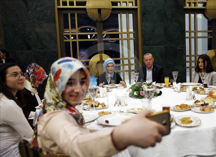 Presidente de Turquía celebra festín tradicional de Ramadán con los jóvenes