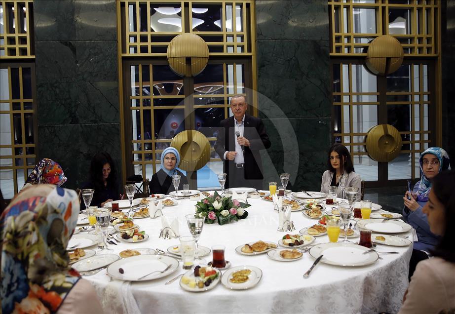 Presidente de Turquía celebra festín tradicional de Ramadán con los jóvenes
