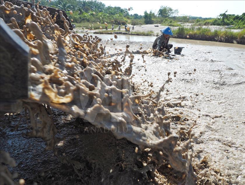 Penambangan timah tradisional di Bangka, Indonesia