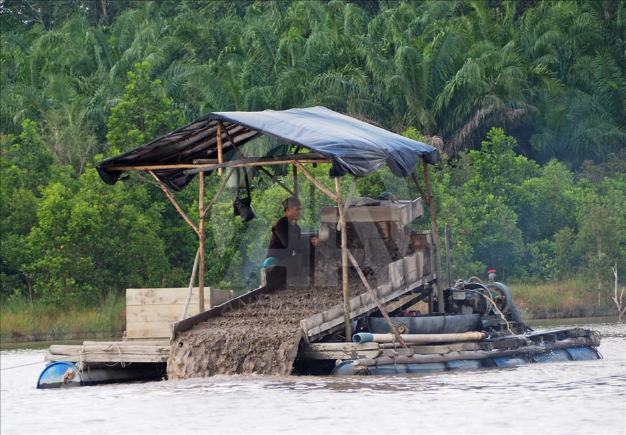 Penambangan timah tradisional di Bangka, Indonesia