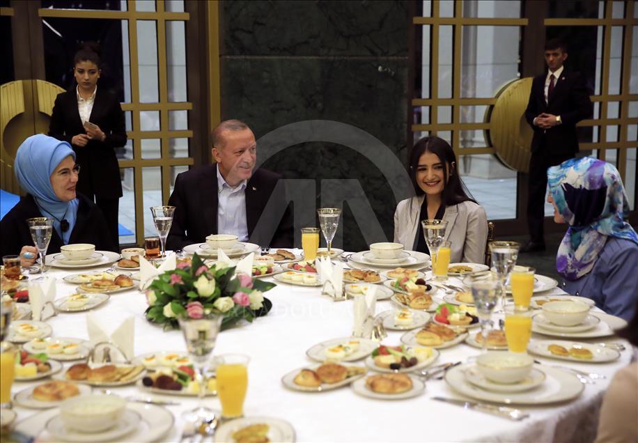 Presidente de Turquía celebra festín tradicional de Ramadán con los jóvenes