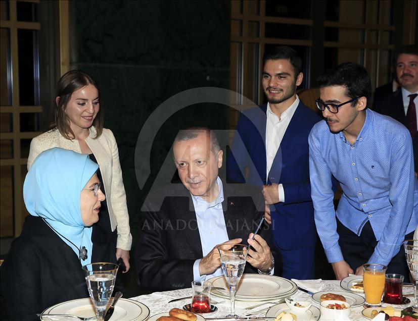 Presidente de Turquía celebra festín tradicional de Ramadán con los jóvenes