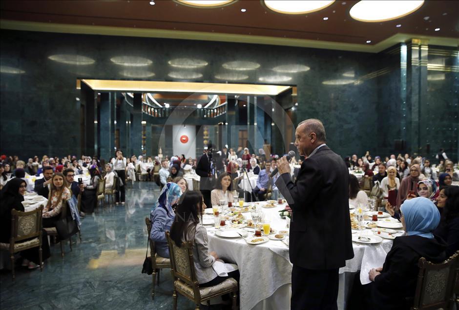 Presidente de Turquía celebra festín tradicional de Ramadán con los jóvenes