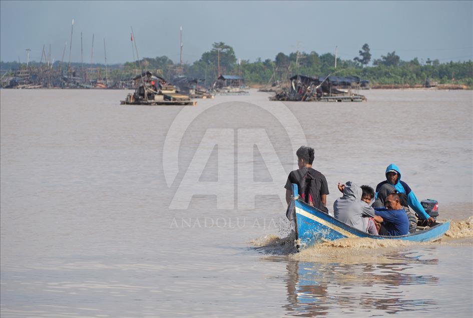 Penambangan timah tradisional di Bangka, Indonesia